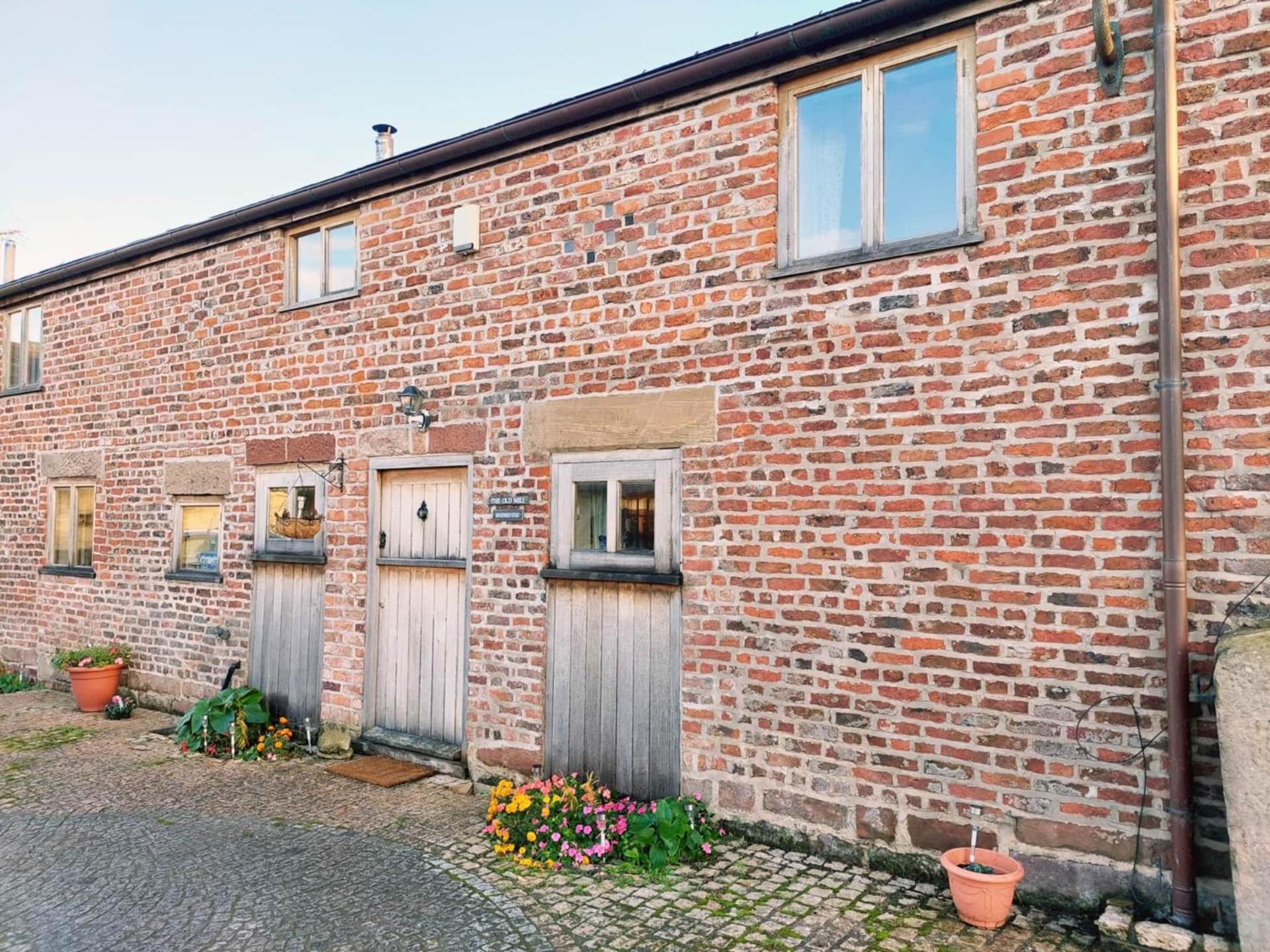 Villa The Old Mill Barn With Hot Tub And Private Use Of Heated Pool Wirral Exterior foto